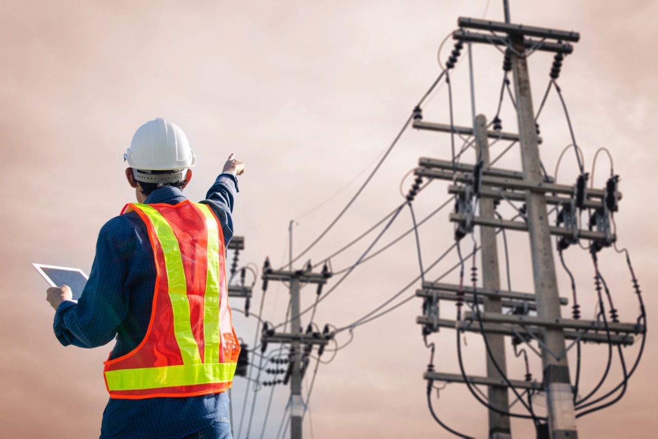 Poteau et support métallique pour ligne électrique 